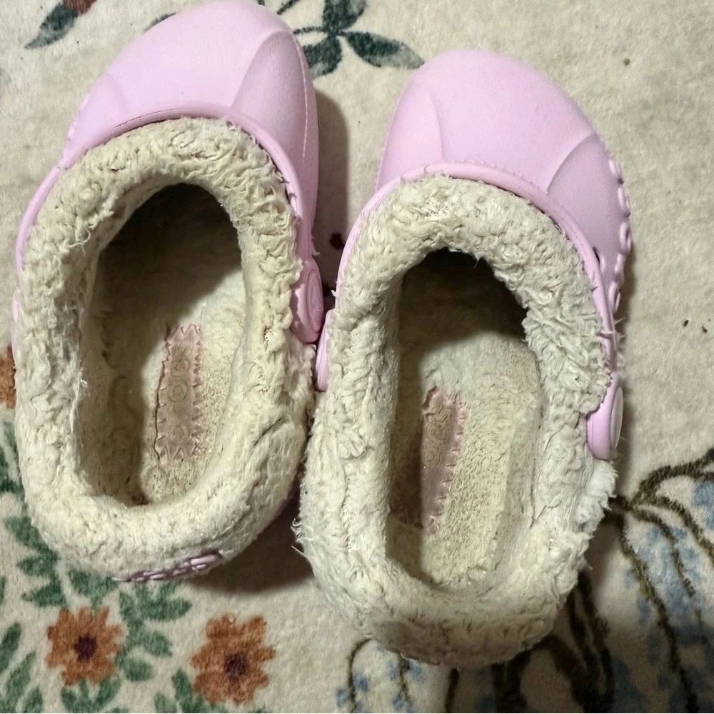 CROCS pink  Fuzzy Lined Clogs size 9
